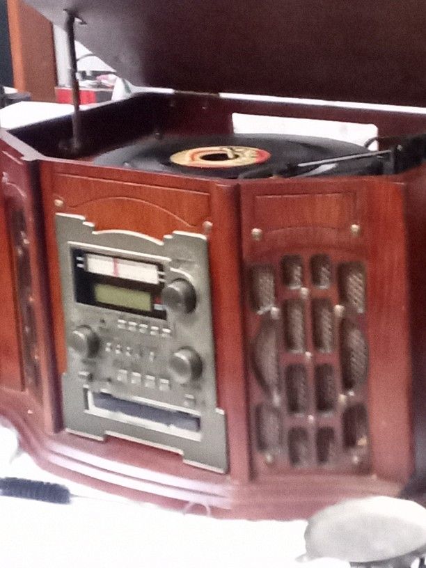 Vintage Multiple Use Record Player CD. https://offerup.com/redirect/?o=QU0uRk0=