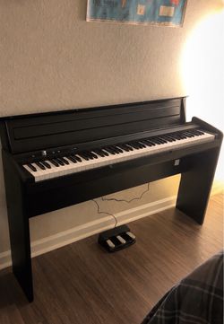 Korg LP-180 Digital Piano + Stand & 3 Pedals