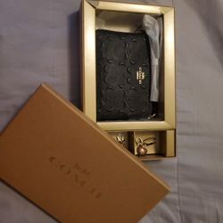 Coach Corner Zip Wristlet In Signature Leather NEW $100 Or Best Offer