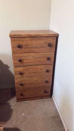 Wooden Five drawer dresser: Great condition!!