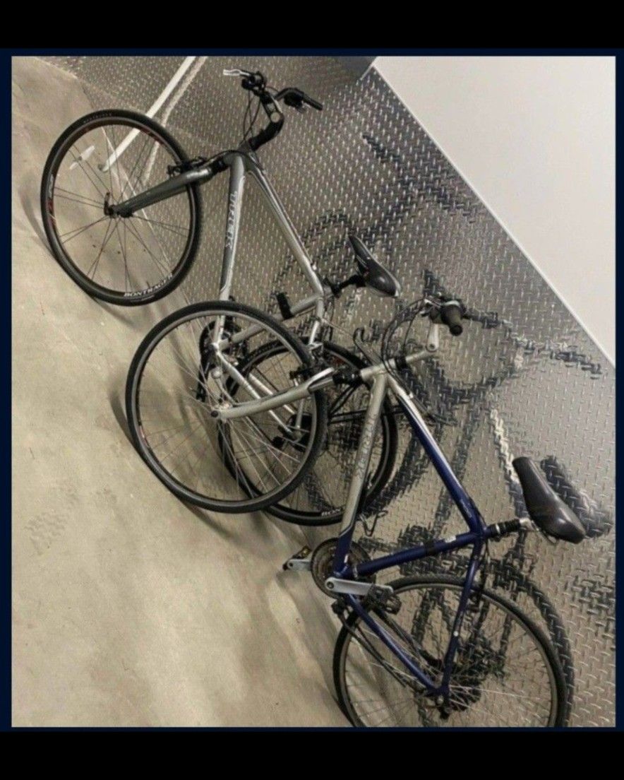 2 X Trek Hybrid Size Large Wheels 700cc Speeds 21 Each 290$ Or 400$ Both