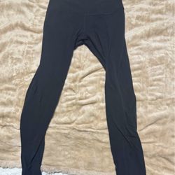 Lululemon Black Leggings – Size 6 – Excellent Condition