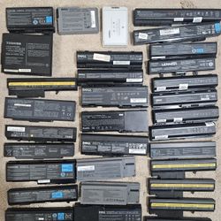 Lot  of 32 Laptop Batteries for Parts, Repair, Recovery AS IS (PICKUP ONLY)