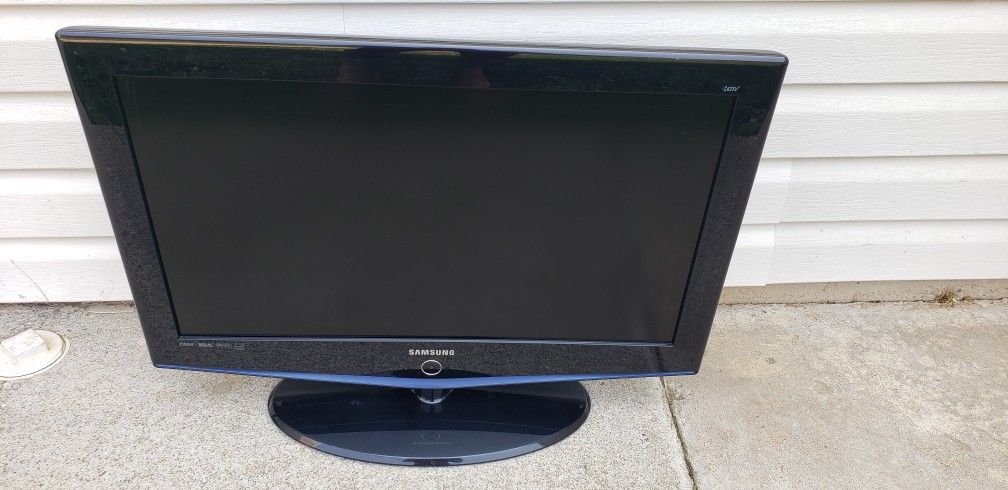 SAMSUNG 32" high-definition LCD TV Model number: LN-S3251D