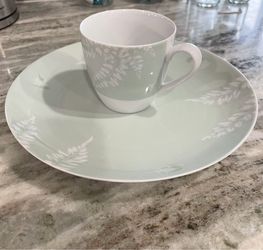 Dinner plates and mugs