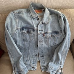 Women’s Levi’s Denim Jacket Size Medium 
