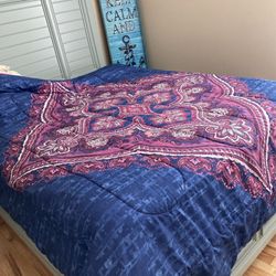 Queen  Size Comforter With 2 Shams And Decorative Pillows 