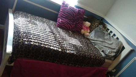 Twin bed for sale in good condition