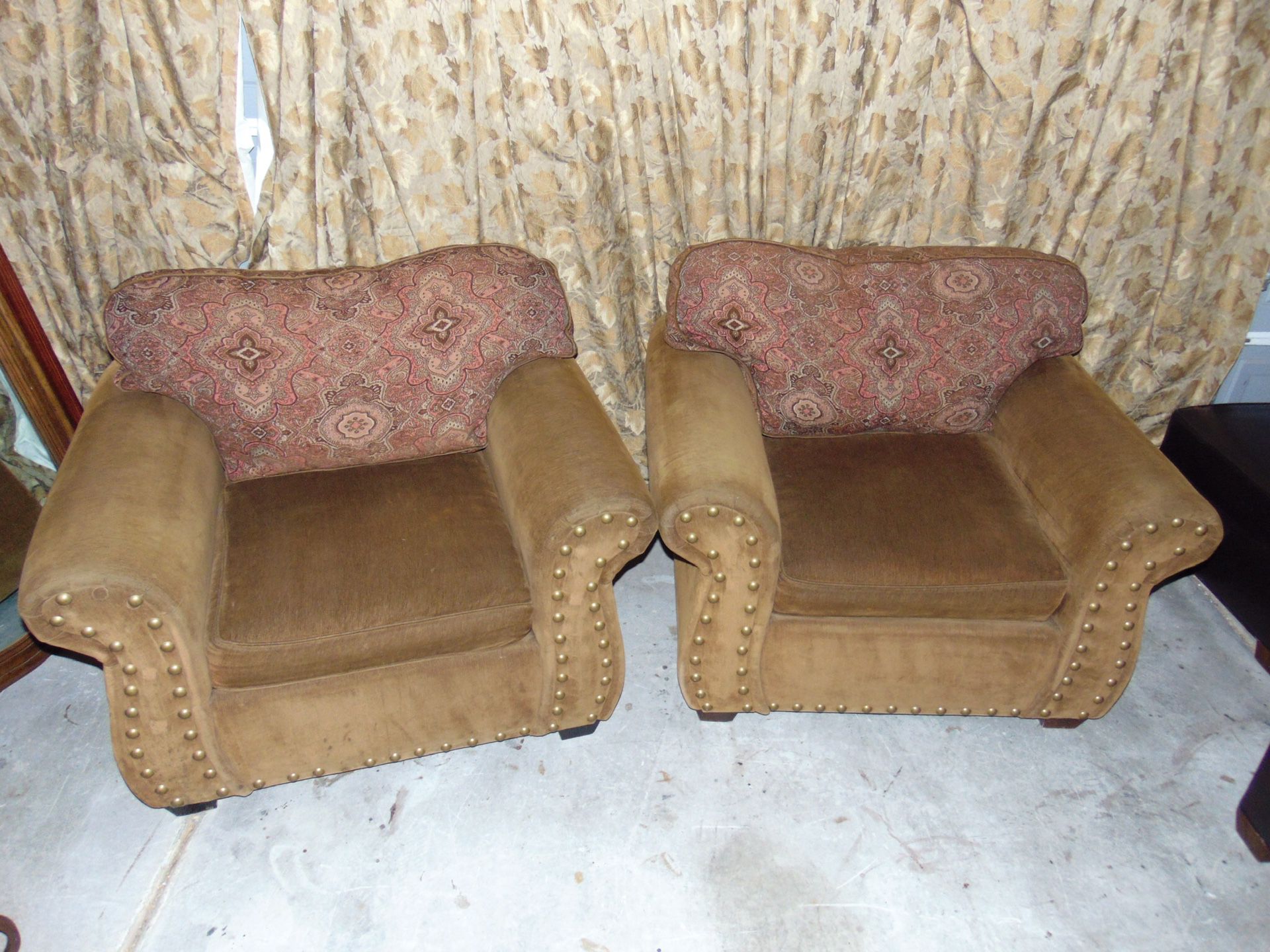 2 big Velvet chairs