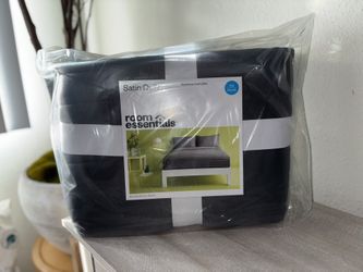 Room essentials Satin Quilt (Full/Queen)