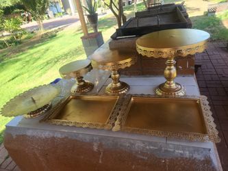 Metal Party desert stands gold