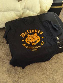 XL Deftones shirt