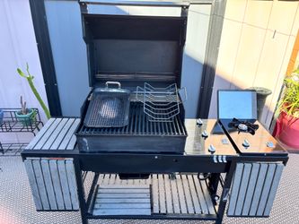 Green Grill Weber Platinum “Vintage” /Propane Tank/Grilling Tools