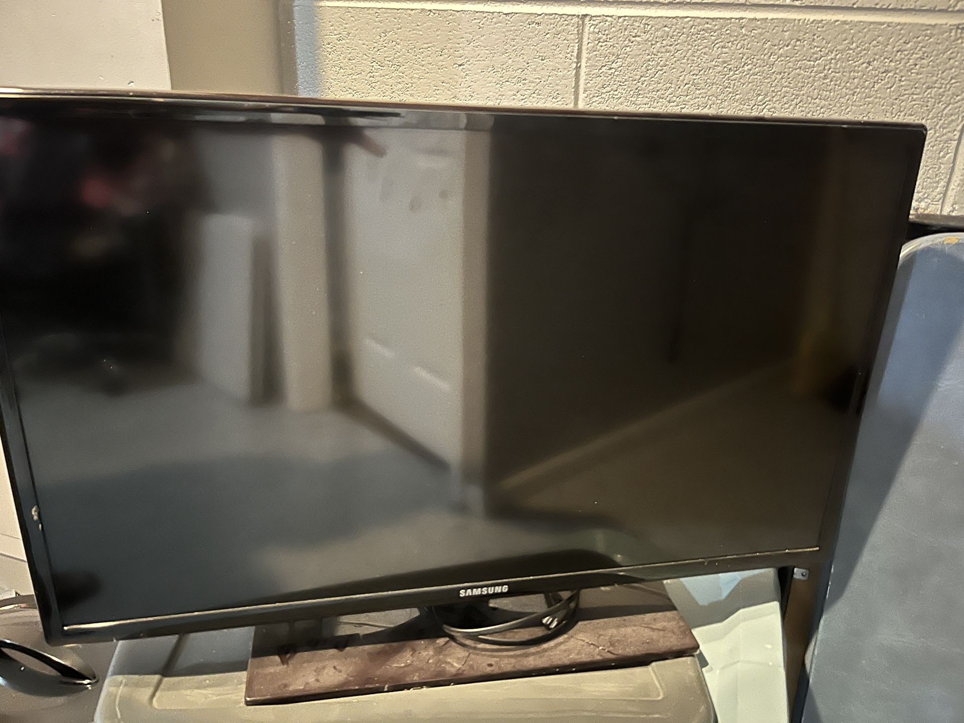 Used LED Tv Samsung UN26EH4050F Series 32 Inch