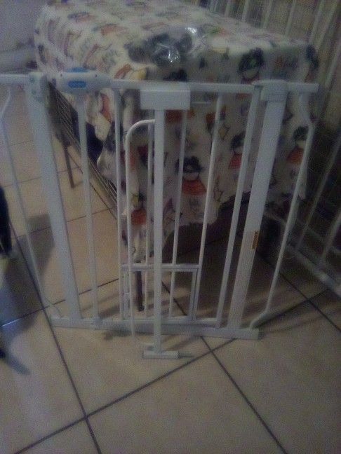 Dog gate/ Baby Gate