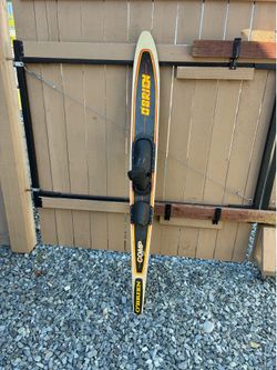 O’Brien 67 inch slalom water ski