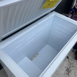 Frigidaire Chest freezer Never Used Works Great