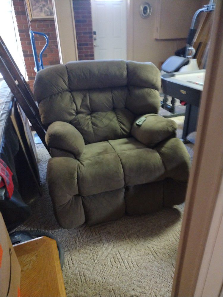 Real Nice Reclining Chair With Heater And Massager Like New Paid Over $1,000 For It At Big Sandy's One Year Ago Will Take 200 Firm Everything Works No
