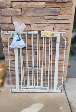 Carlson Extra Wide Baby Gate with Pet Door