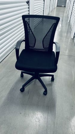 Black Office Chair w/ Padded Seat and Ergonomic Backing