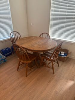 Dining table with center leaf