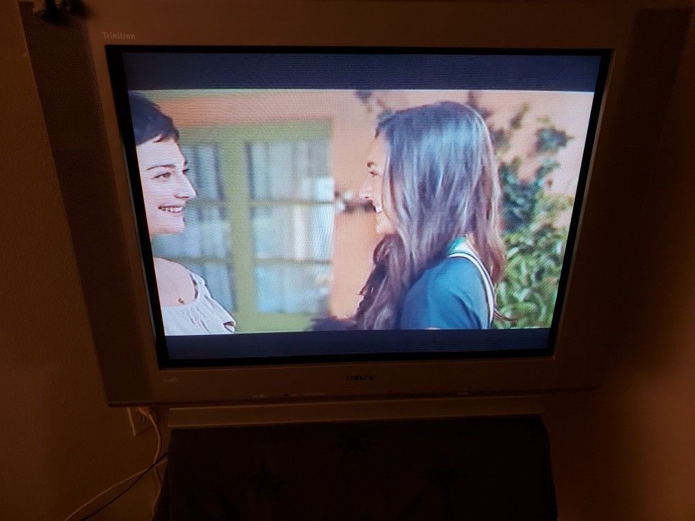 Free:Sony Triniton 32 inch tube style tv