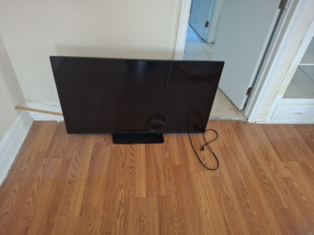 43 Inch VIZIO TV WITH REMOTE