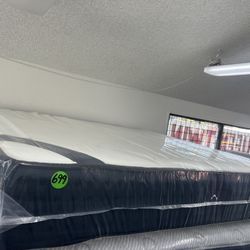 KING SIZE DREAMCLOUD MATTRESS & BOX SPRINGS BED SET