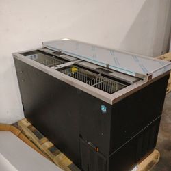 Hoshizaki CC50 Restaurant/ Bar Cooler - Holds (704) 12 oz Cans, Lid Locks 115v