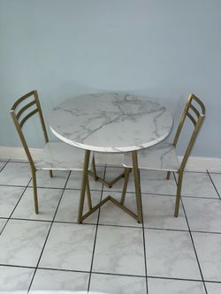 Mesita con 2 sillas. Table with 2 chairs.