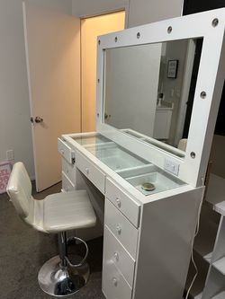 White Makeup Vanity with Lighted Mirror and Stool