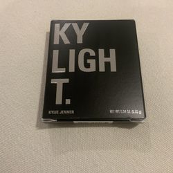 KYLIE JENNER pressed Illuminating Powder