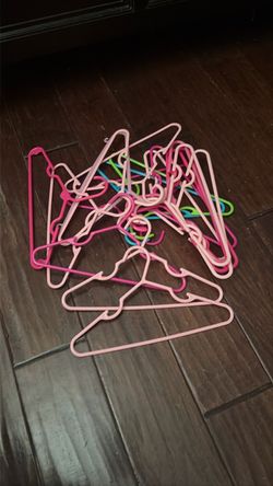 Girl hangers quantity (20)