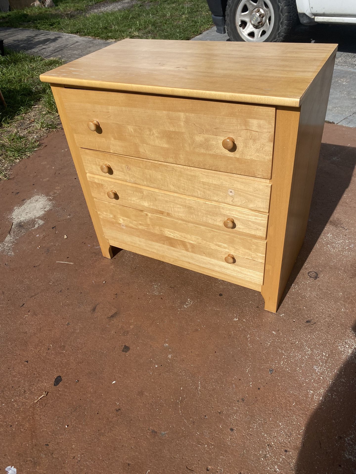  Dresser