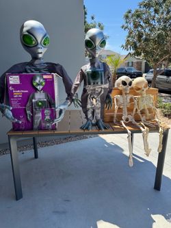 Animated 6ft. Alien & 3ft. Alien & 2 alien skeletons