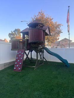 Backyard Discovery Treehouse Playset