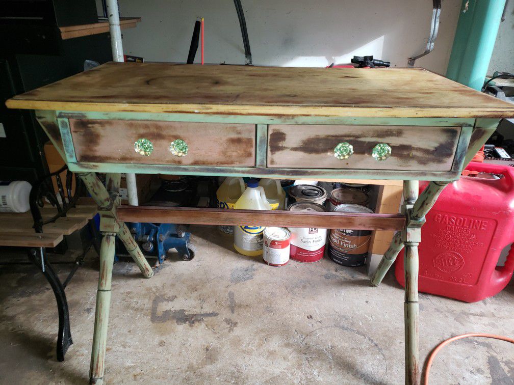 Vintage Desk With 2 Drawers