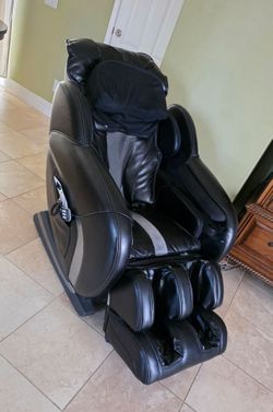 Zero gravity full body massage chair