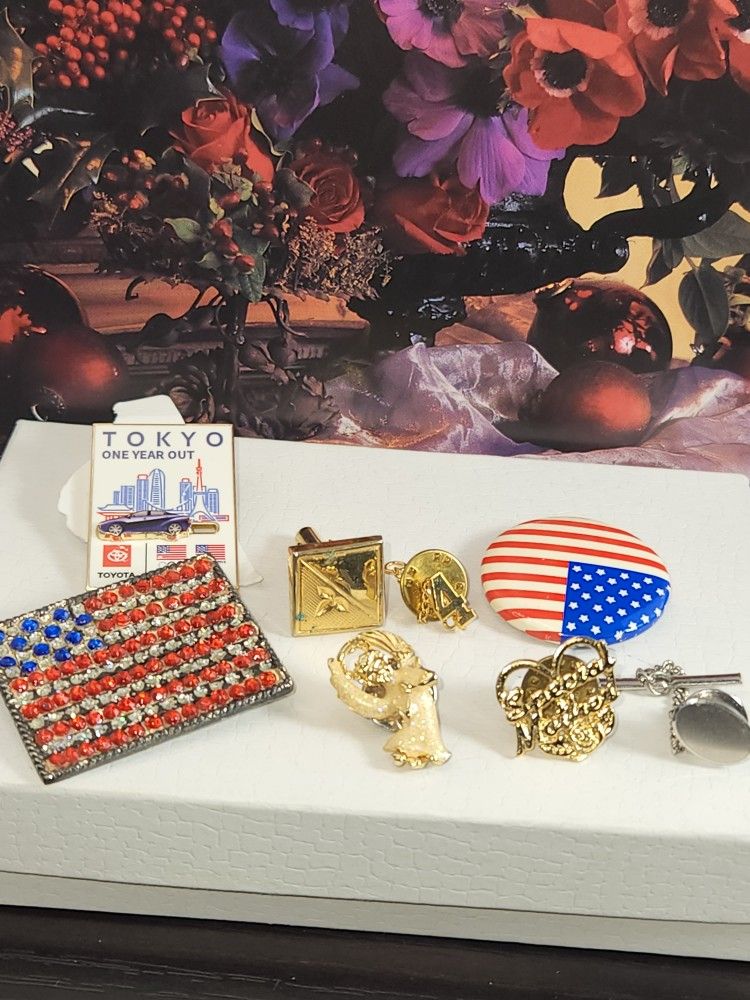 #1500 LOT OF 8 VINTAGE PINS, SILVER AND GOLD TONE.