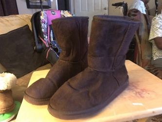 Brown snuggle boots size 10