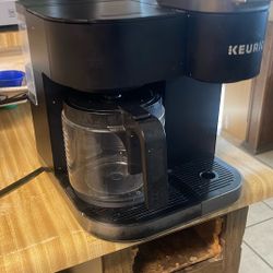 Keurig  Cafetera Larga Capacidad Solo Se Uso Un  Par De Veses 