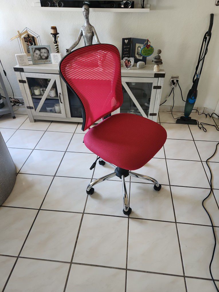 Like New Pink Desk Chair