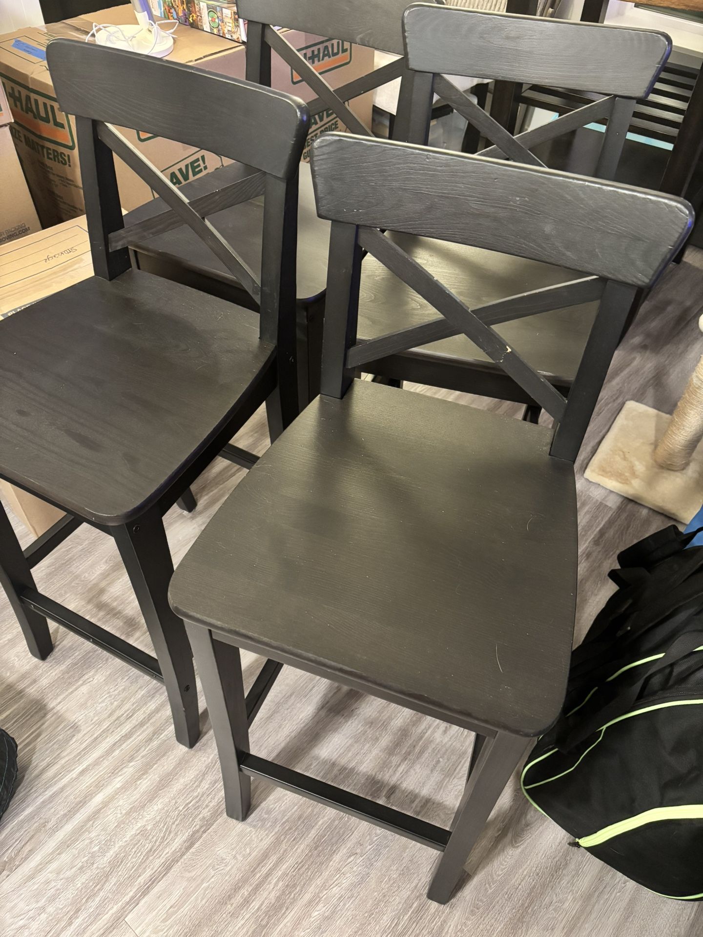 4 Bar Height Chairs With Expandable Round Dining Table