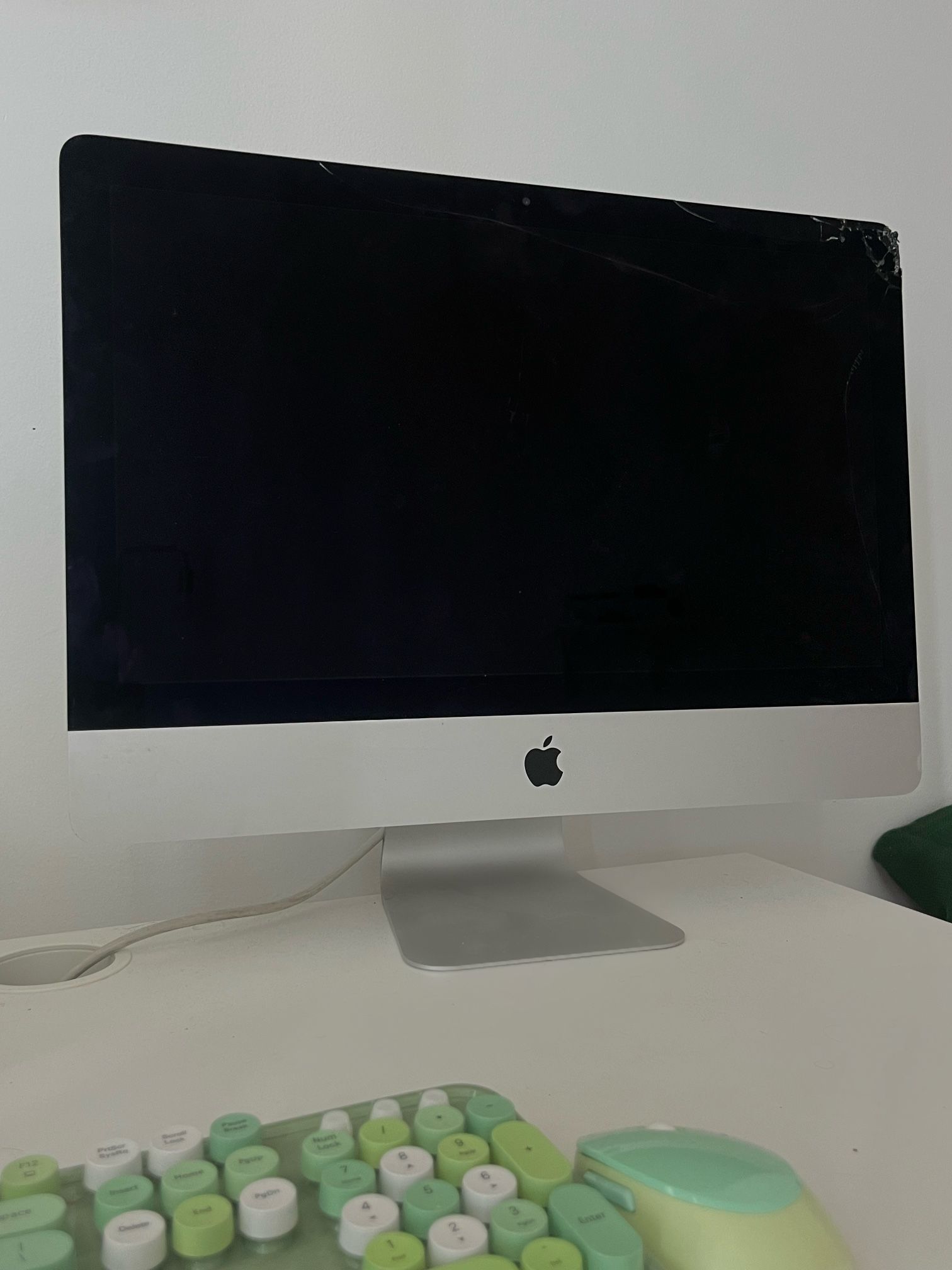 Apple iMac 21.5” Computer