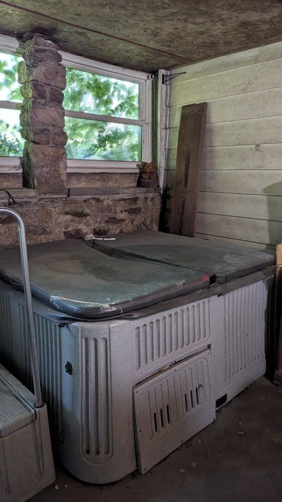 4 Person Hot Tub