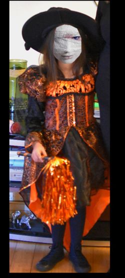 Halloween for 7-year-old girl Complete Witch costume