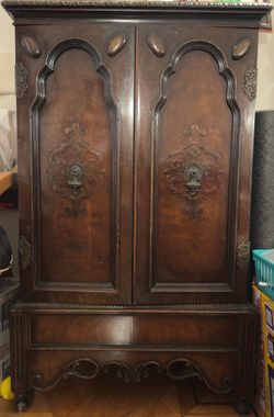 Louis XV style with carved oak - 2 Door Cabinet