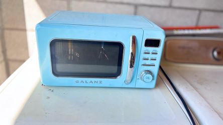 Galanz Retro Compact Microwave – Blue