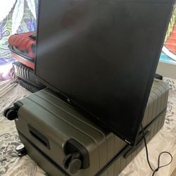 32 Inch TCL Roku Remote and Wall Mount