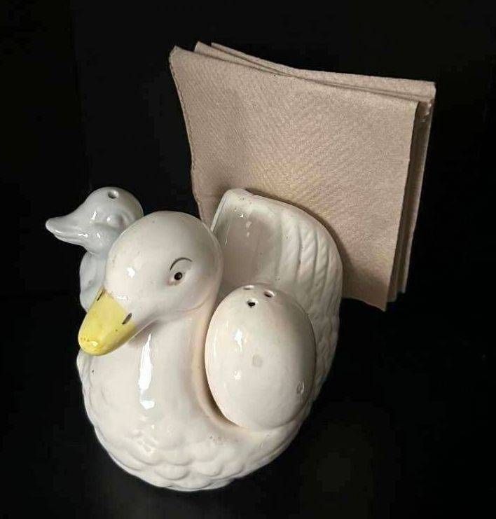 Vintage Ceramic Mommy Duck With Egg Salt And Baby Pepper Shakers Napkin Holder